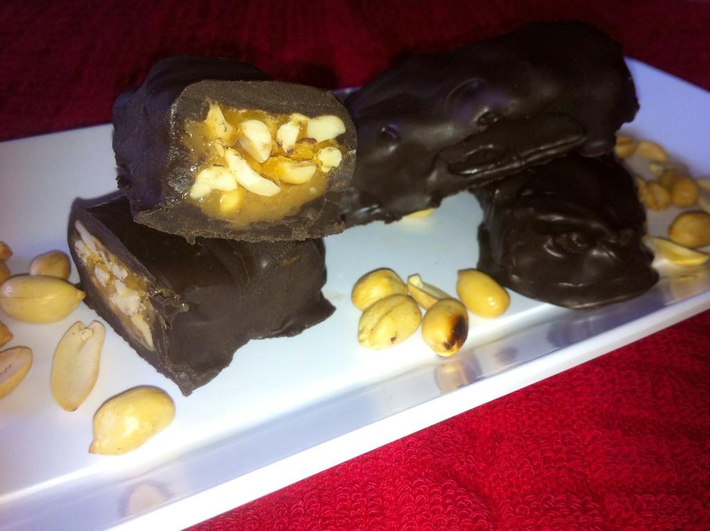 kkhathuria's tweet photo. #yummy #chocolate #snicker #bars #recipe http://t.co/ufTHXqbmsX http://t.co/WWQGDDRppv