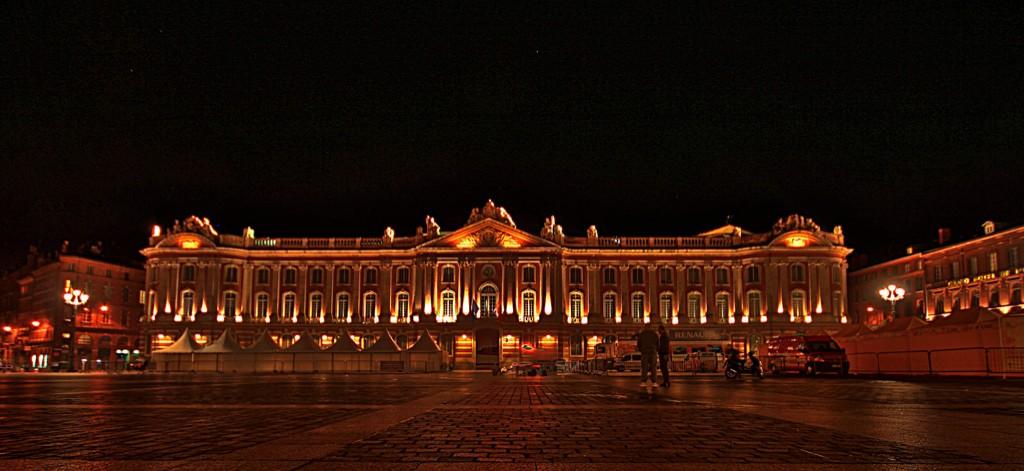 MalloClem's tweet photo. #JEROMECHEZMOI vient à Toulouse! C'est trop beau en plus avec les sublimes déco de Noël 
Le capitole et tout http://t.co/C5fZEU8sD9