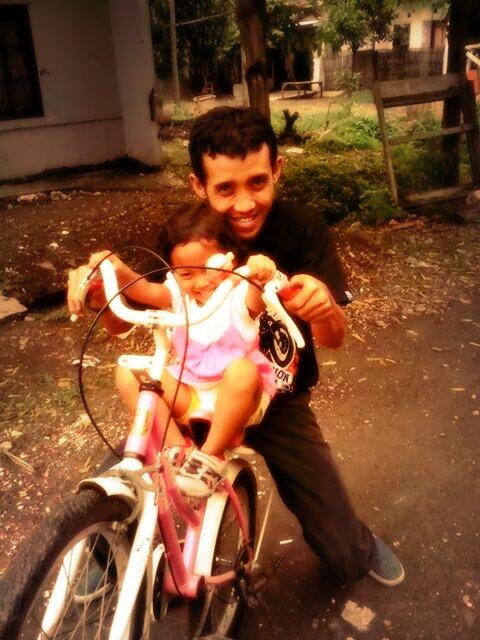 Gak usah di pikir ya net.
gak punya ibu yg penting nenet sma ayah asooy