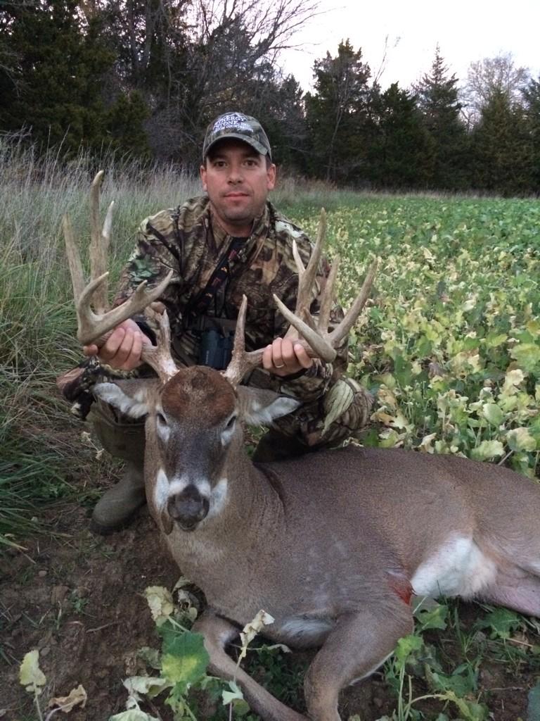 timmyp0221's tweet photo. And dad just got it done here in KS! Father/son film/hunt team!@TheCrushTV http://t.co/fQJk83d2mG