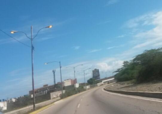 milimarca's tweet photo. Mientras te racionan la electricidad en tu casa, Corpoelec en plena "luz del día" ahorra energía! http://t.co/C5knwFguZy