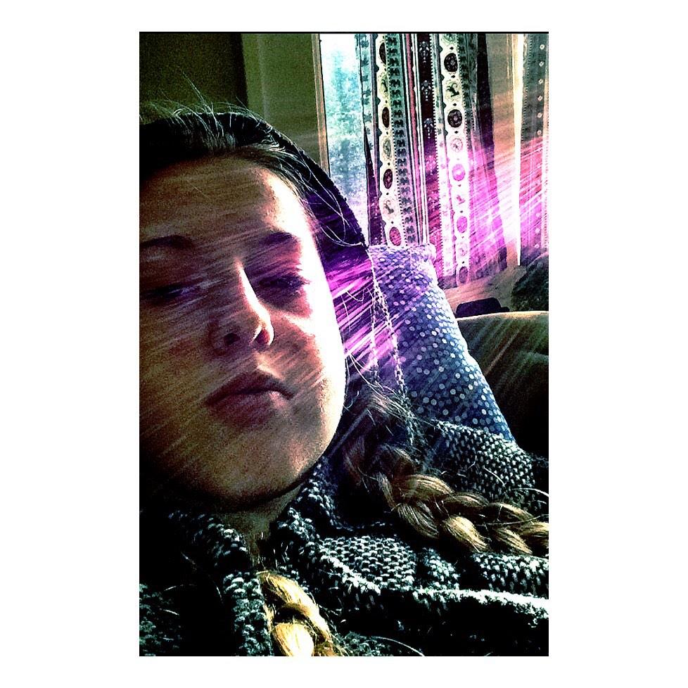 CriswellLucy's tweet image. When u take an insanely artsy selfie but u can't Instagram it because u still look like a chipmunk #WisdomTeethProbs