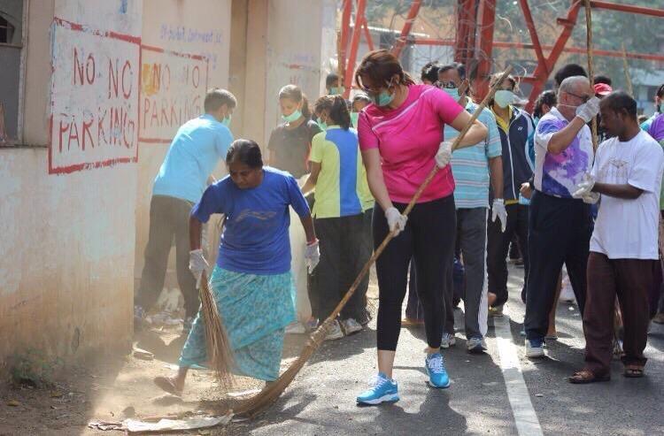 ICleanIndia's tweet photo. .@Guttajwala joins the @PMOIndia #SwachhBharatAbhiyaan. Share ur story &amp; work towards a common mission #SwachhBharat http://t.co/EvkscPXWvi