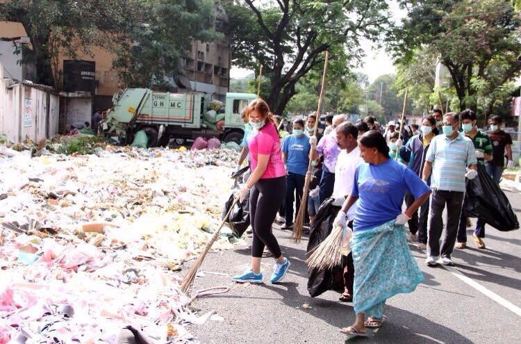ICleanIndia's tweet photo. .@Guttajwala joins the @PMOIndia #SwachhBharatAbhiyaan. Share ur story &amp; work towards a common mission #SwachhBharat http://t.co/EvkscPXWvi