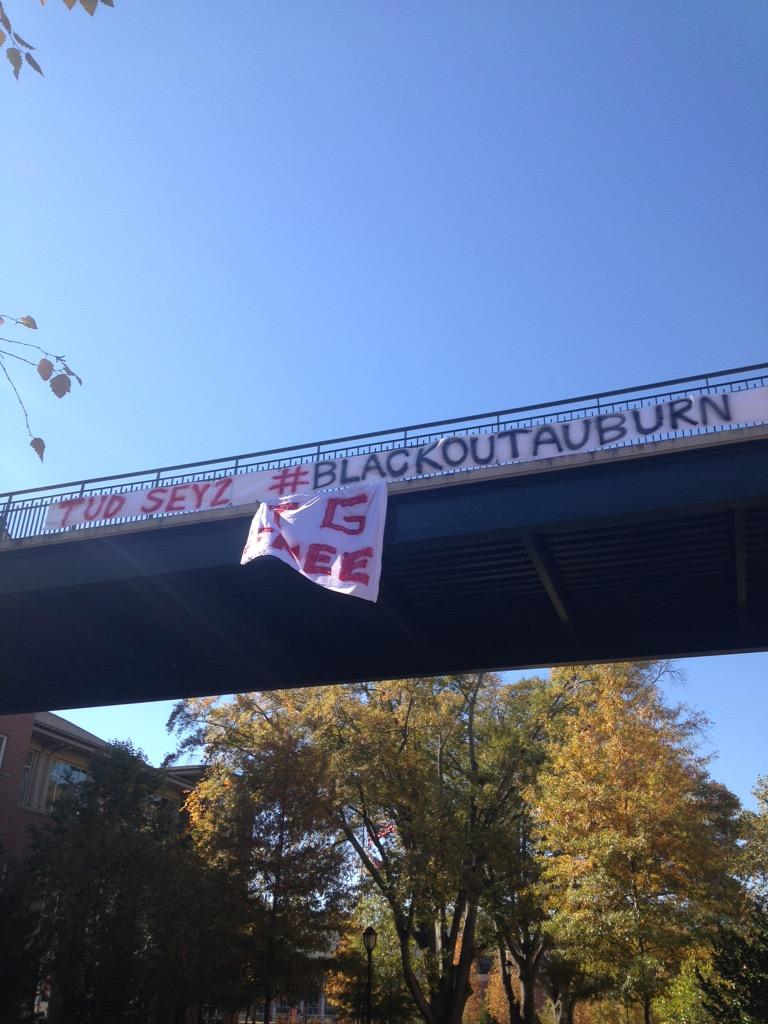 okschooner's tweet photo. Gotta love college football! #GoDawgs #TGFree #BlackoutAuburn http://t.co/bKNXcgrnQL