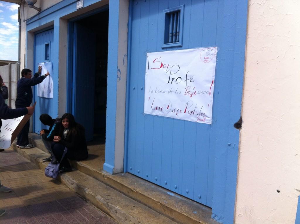 Marxibonver's tweet photo. Liceo Diego portales Coquimbo ya en paro #FueraGajardo #ParoDocente http://t.co/J5mn4rDcp7