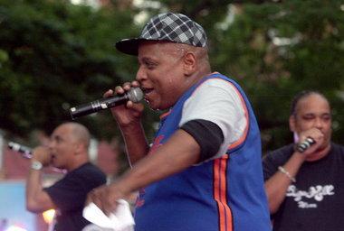 CNEWS's tweet photo. Henry Jackson a.k.a. Big Bank Hank, membre fondateur du #SugarhillGang, est décédé à l'âge de 57 ans (médias US) http://t.co/qyRLAQQLdw