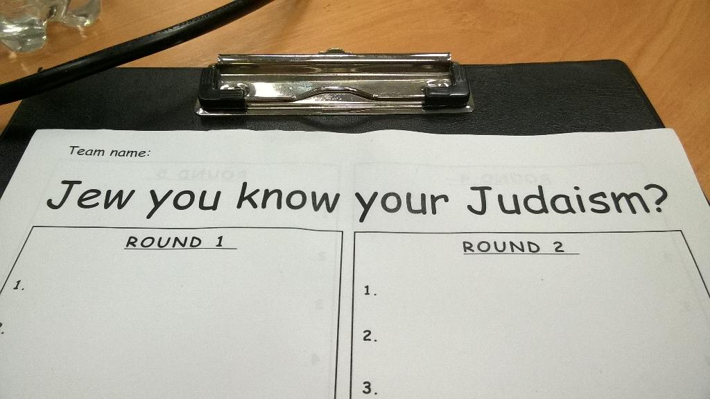 SwanseaJSoc's tweet photo. It's nearly quiz time! #jewyouknowyourjudaism http://t.co/7PYduNcdmY