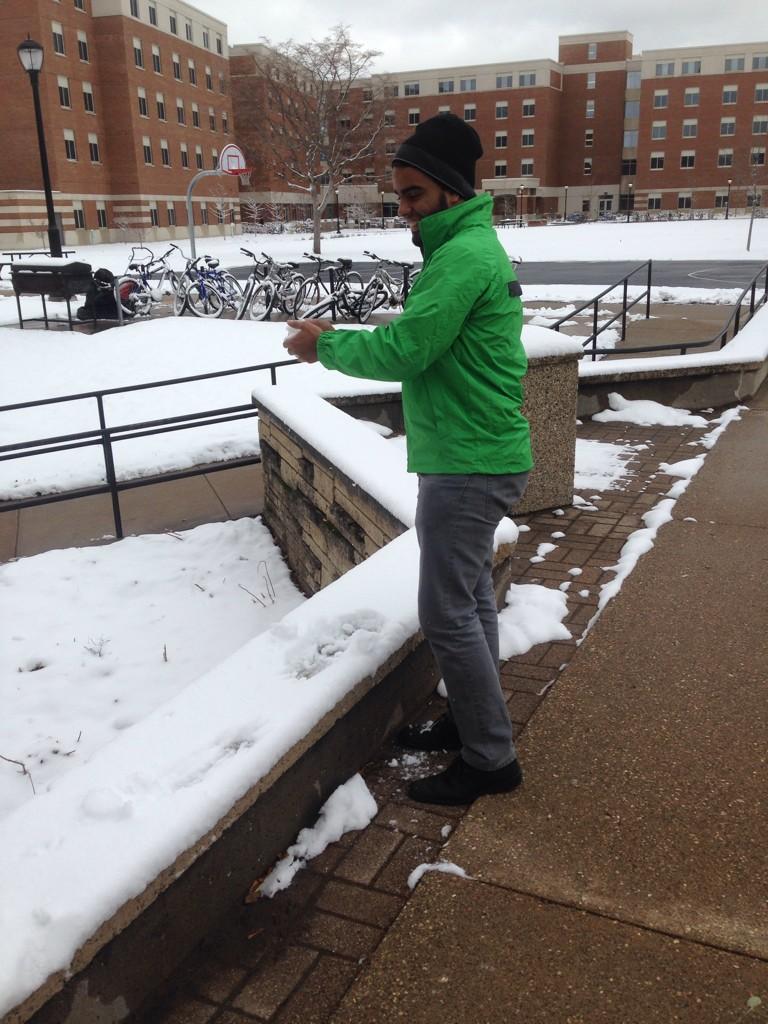 _missmeredith_'s tweet photo. First winter for @Jonnywalking! #FirstSnowball βοΈ http://t.co/fVImMVRFtO