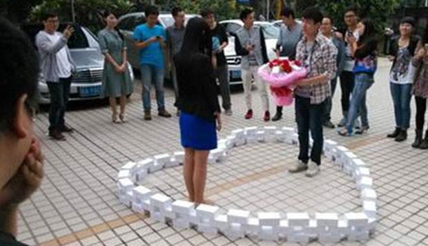 iWhat_The_fuck's tweet photo. WTF?!! Un chino le compra 99 iPhones 6 a su novia para pedirle matrimonio y ella le dice que no 😂 http://t.co/9YwTHMG24v