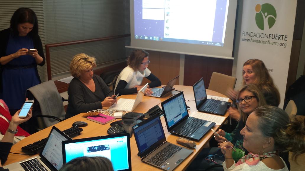 isabelfundacion's tweet photo. Hola Saludos desde #impulsaenfemenino Twitteras en potencia!!! http://t.co/7SAVGuKuyh