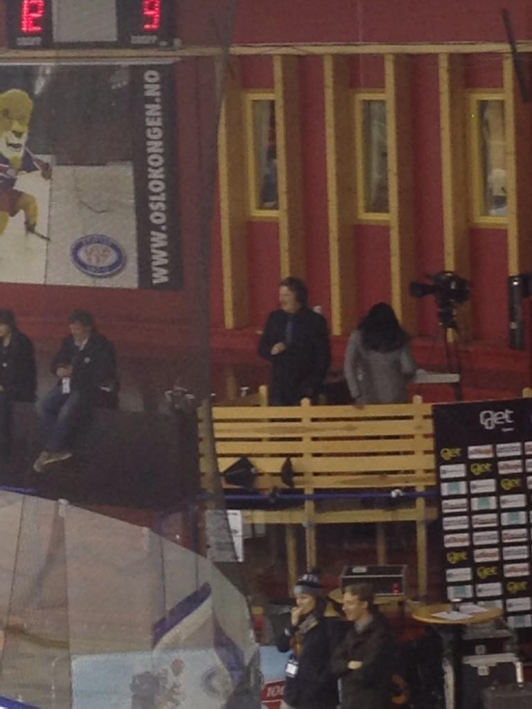 amyrvold95's tweet image. Du ser ikke bare bra ut på skjermen @OleeskildDahlst '  Det ser bra ut fra tribben også! #2get