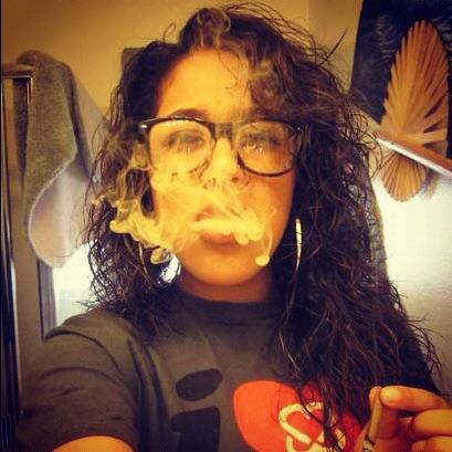 imabeastbxtches's tweet photo. “@DJZeeti: twitpic a selfie if you #TeamPrettyPotheads cc @BossFid” http://t.co/geaqHPVO2U
