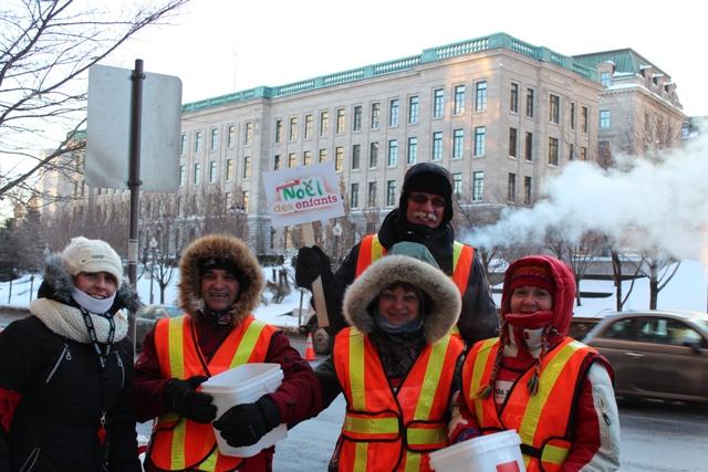 Vous souhaitez participer activement au Noël des enfants? Pour être bénévole, écrivez-nous : info@noeldesenfants.com