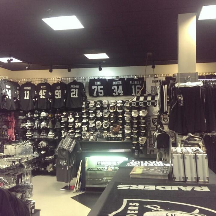 saucywhite's tweet image. Was at the #RaiderImage, store was empty as fuck, c'mon raider fans support goddamnit!! Lol #ItsTheNation