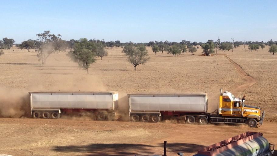 jmskinner86's tweet photo. A few random #harvest14 pics #trucking http://t.co/Ol1xqf1e7T