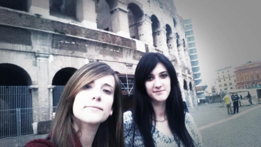 blueeblu's tweet photo. Primer día en Roma con @mariapadras #coliseo #italia http://t.co/BRJmTjZ1AE