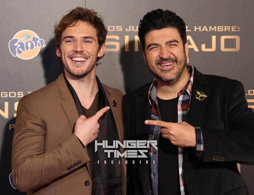 patronusinsajo's tweet photo. Photocall en Madrid 
@samclaflin y @Tony__Aguilar 
#PremiereSinsajoMadrid 
(Vía @HungerTimes) http://t.co/4huBFgagOu