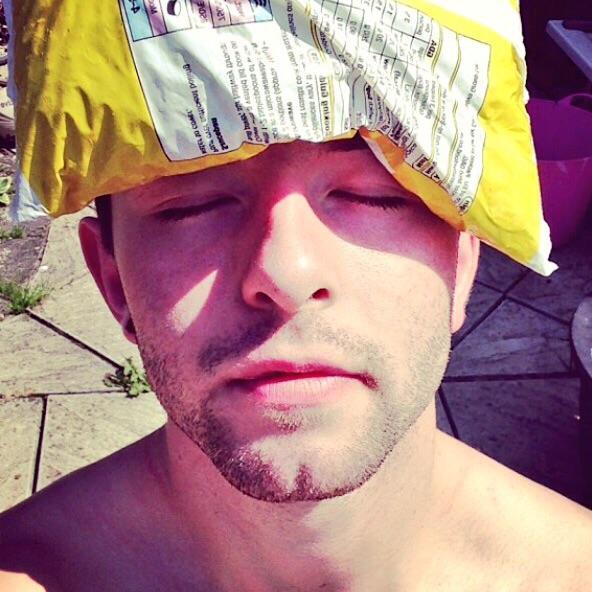 desmondcure321's tweet photo. Grafting birds all day is hard work... Sometimes you just need to chill #TooMuchPussyGoesToDesmondsHead http://t.co/zLBA3dPU03