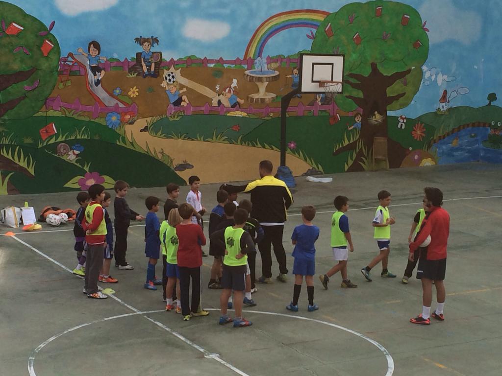 Colegiorodrigoc's tweet photo. Escuela de fútbol de nuestro colegio #esfuerzo #recomensa http://t.co/qv1x1gfidr