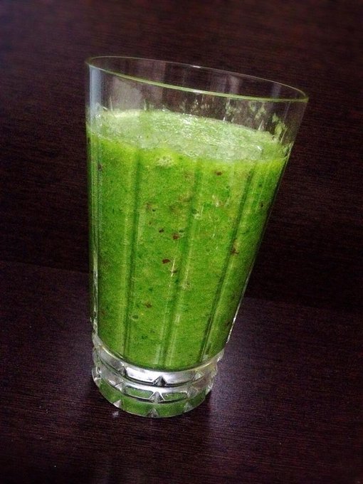 おはよーう。今日の朝ごはんグリーンスムージーは、小松菜、バナナ、りんご、オレンジ。りんごが入ると、すごく美味しい♡よしっ、今日も一日がんばるぞい！ http://t.co/vptlBJ7kpG