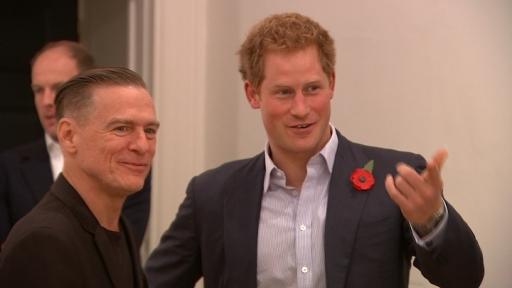 Prince Harry visits a war photography exhibition by Bryan Adams featuring wounded soldiers itv.com/news/2014-11-1…