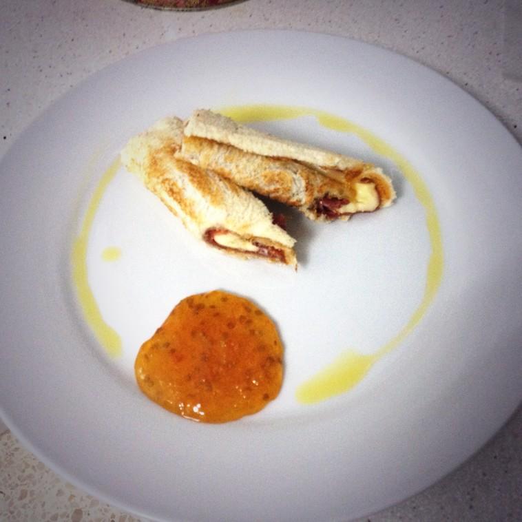 tereteblasi's tweet photo. Mi creación #ChefGranReserva EL ROLLIN LA CRUZ.Pan,mermelada d tomate,jamón,queso brie,1toque d aceite @CruzcampoGR http://t.co/Twi2aqh6XR