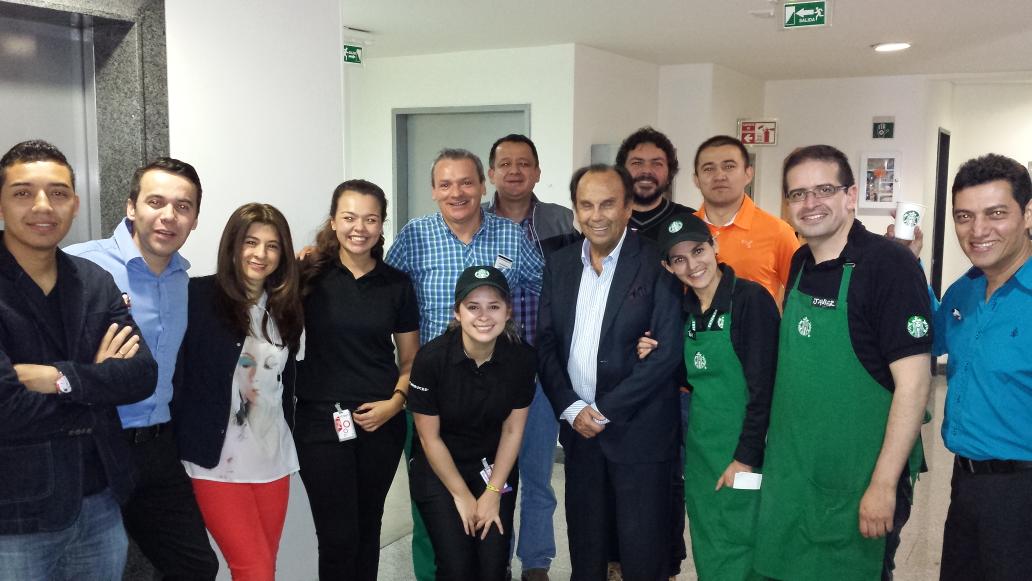 Chapaluciernaga's tweet photo. @LaLuciernaga con los amigos de STARBUCKS @DonJediondo @yosoycorozo @polillafeliz @alexandramonto @LauraRoaJ @lufecpa http://t.co/n9e0pTjoKJ