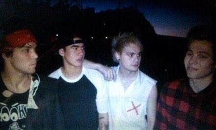 5sosdrawnbadly tweet picture