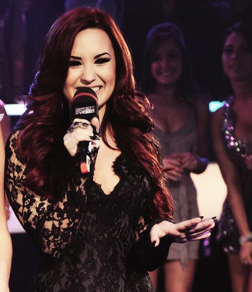 NimsayBF's tweet photo. #redvato melhor cabelo EVER! @OhDemetriia "#RollerMusicAwards Demi Lovato" http://t.co/oa6JCHlMrj