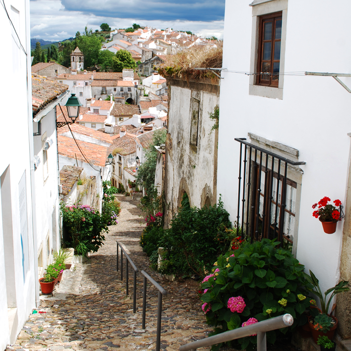 Typisch Alentejaanse architectuur: kleine witgekalkte huizen met hier en daar een tintje Barok. #Alentejo #Portugal