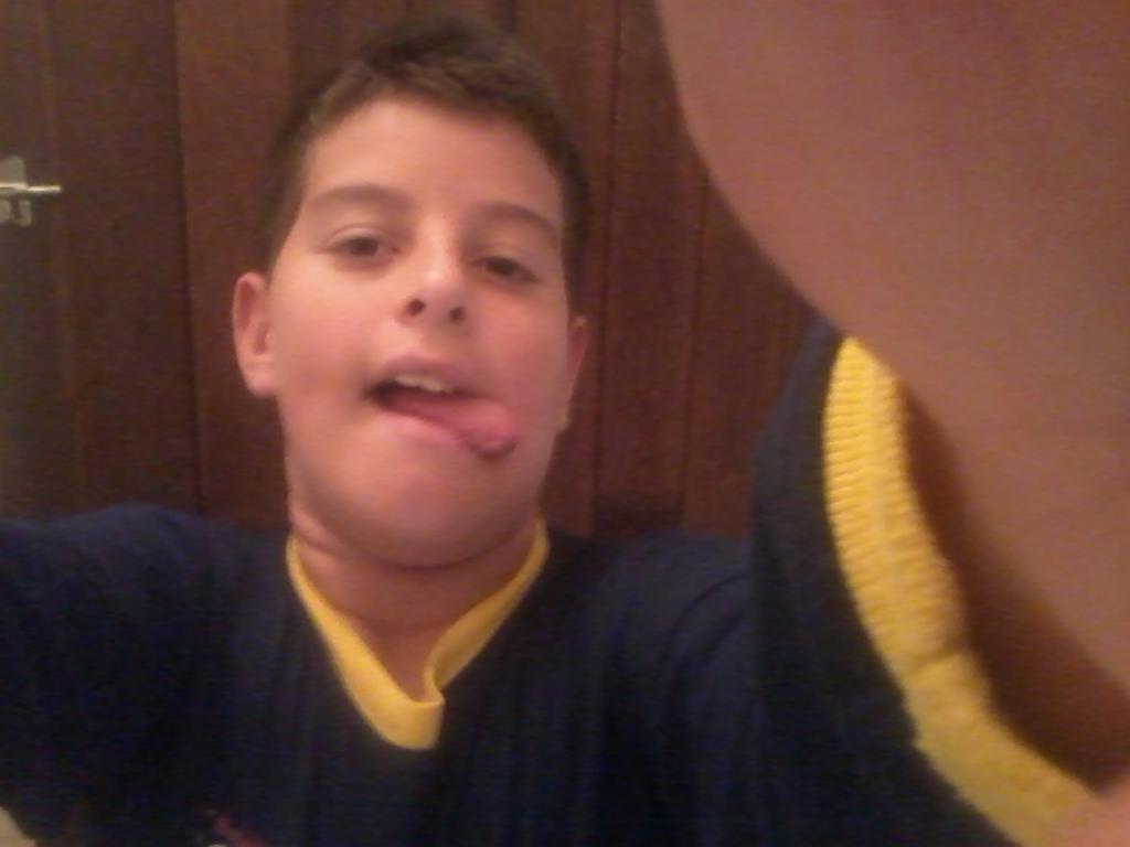 luizfelipe5652's tweet photo. @lov_vitoria voce  ten  namorada http://t.co/4IneeRbKkC