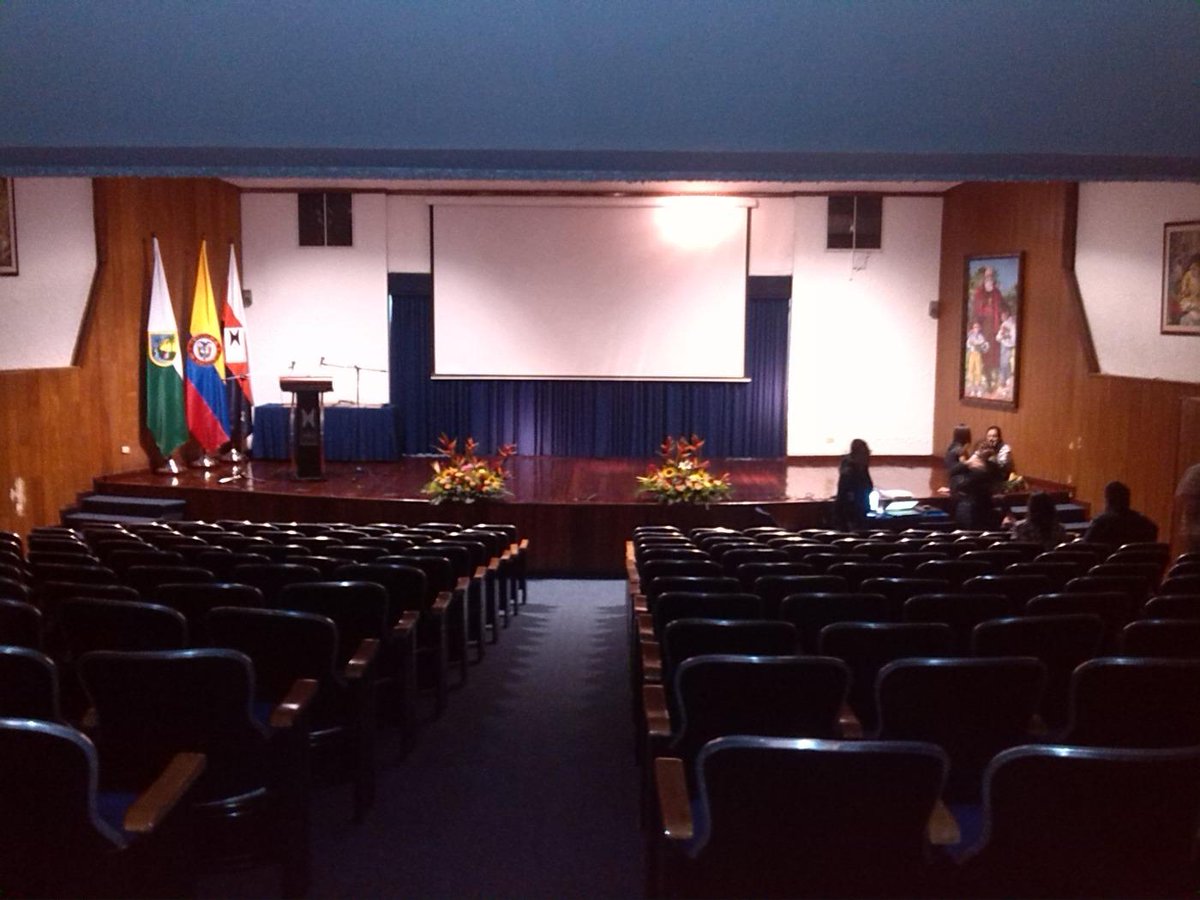 semanacpd's tweet photo. A pocos minutos del lanzamiento del Sextante. 6pm auditorio Santa Rita http://t.co/061hMKcqeL