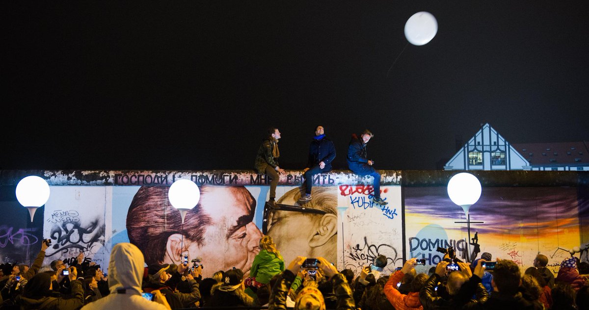 MintPressNews's tweet photo. 2 decades after the #BerlinWal fell, Is global #capitalism falling down too? http://t.co/JcdNTcgcFD #MyMPN #history http://t.co/KFZLuExwv1