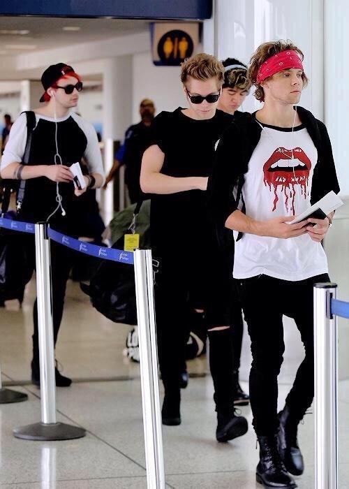 missmemichael's tweet photo. When did Luke get a second head? http://t.co/E7SqPvq5LB