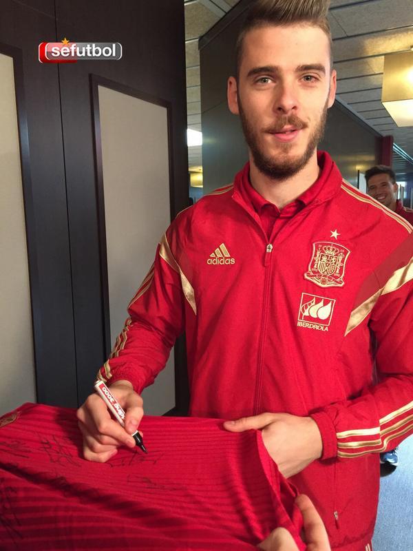 SEFutbol's tweet photo. .@D_DeGea también ha firmado esta camiseta...¡Que puede ser tuya! Para participar, SÍGUENOS Y HAZ RT #MiCamiseta http://t.co/SXWnPYcSJK