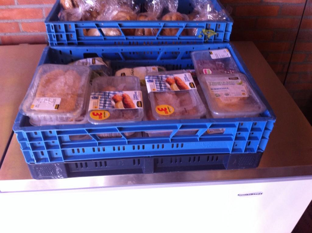 hart2harttholen's tweet image. Weer een paar gezinnen blij gemaakt met boodschappen! Wilt u ook doneren? Harttotharttholen@live.nl