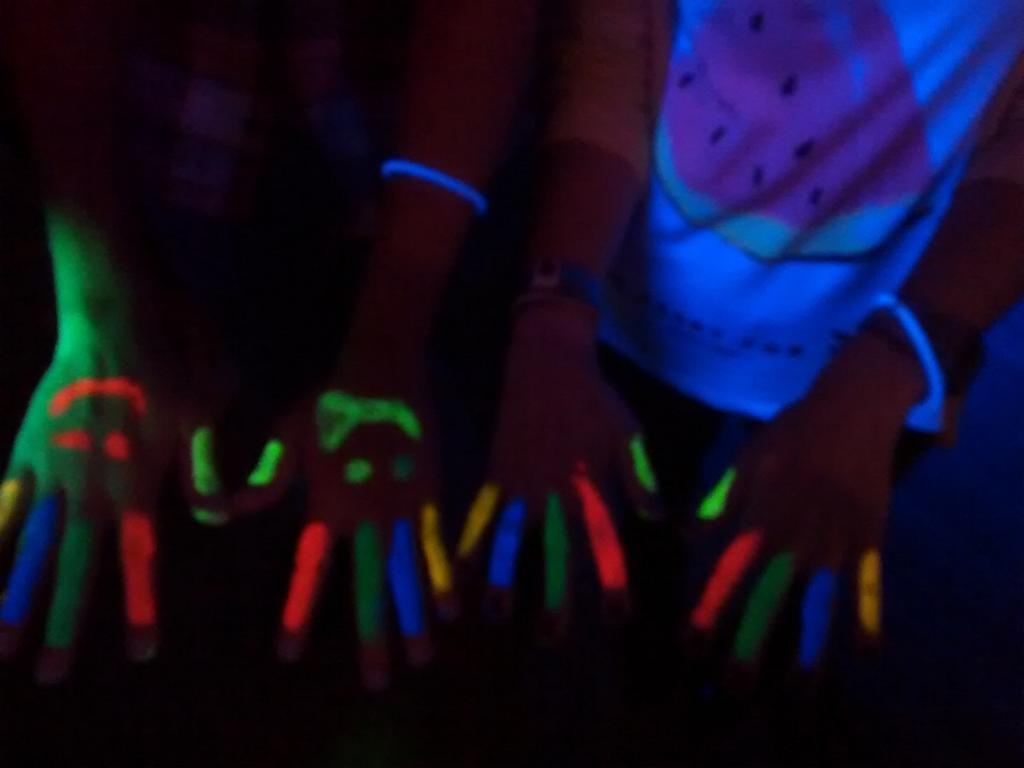 ComisionBio1415's tweet photo. TODOS MUUU JUAPOS EN LA FLUORPARTY!!!  ANIMAOS Y VENID TODOS AL MOLLY 😎💃🎆 http://t.co/GEMe8i6kpZ