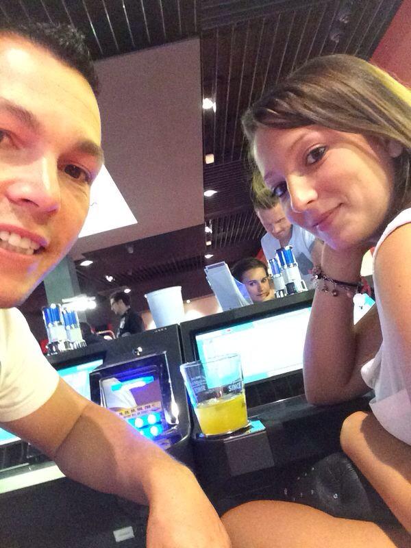lorena_nava's tweet photo. Happy birthday to you carii!! Te me haces viejecito!! Haber si se portan bien con los regalitos...jaja. Un beso😘tq http://t.co/r5upjkrVIe
