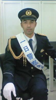 284441784's tweet photo. 今日はバイトで１日警察やります。
髪フサフサの人は皆逮捕します。 http://t.co/NihYhYoAKT