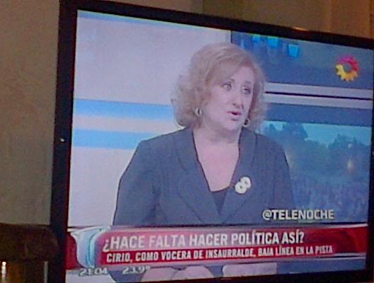valeriabaroni2's tweet photo. @telenoche. Esperando a la #GUAPAS @Frases_GuapasOk @Guapas2014. El TRECE ... ☁☺ http://t.co/jfIDmSKswV
