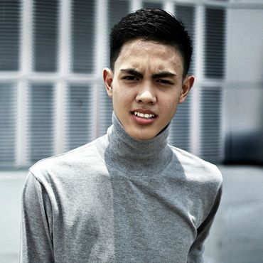 Kau mengalihkan dunia ku ;;) *eeaaaa :D kabur aahh.. Tkut d gebukin nyomanizer :D