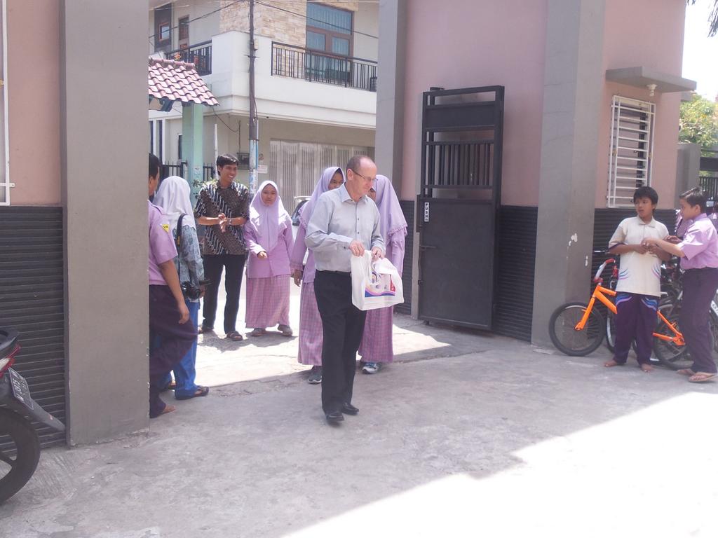 SMPPrestasi's tweet photo. “ kedatangan tamu dari Deputy Principal Goulburn Valley Grammar School, Mr. Leon D. Mcleod http://t.co/LmIHAGCxwV”