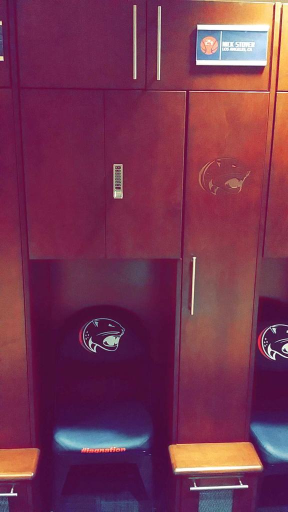 bballmom's tweet image. "@TheSALab: @bballmom  look at @StoveSoBold got a nice locker spot. "from Los Angeles"
#LabAlum http://t.co/PwXisvrngQ"
So true!