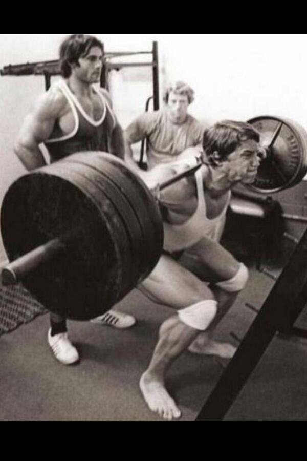 BodybuiIding's tweet image. RT IF YOU SQUAT AT LEAST 225 LBS!