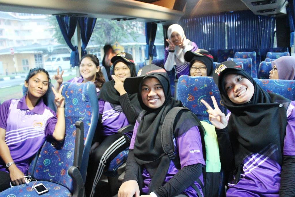 sukan_uitmperak's tweet photo. nak piii mana tuh makcik semua..
kahkah..#karisma2014 
team bola tampar SISWI..UiTM Perak.. http://t.co/sRzHqo6YvM
