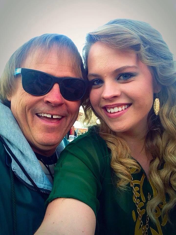 HollStars1's tweet photo. Holly, Shane, Travis and holly's parents Cheryl and Johnny at the @Baylor homecoming parade http://t.co/HdzhfOJ8zU