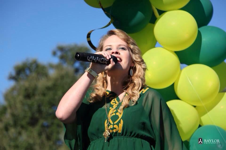 HollStars1's tweet photo. Last of the homing game/ pervade pics. Shes so pretty @hollytmusic @Baylor http://t.co/LTwGujGcdl