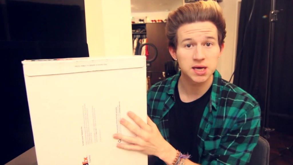O2L_werk's tweet image. This box is driving me crazy I wanna know what's inside @RickyPDillon