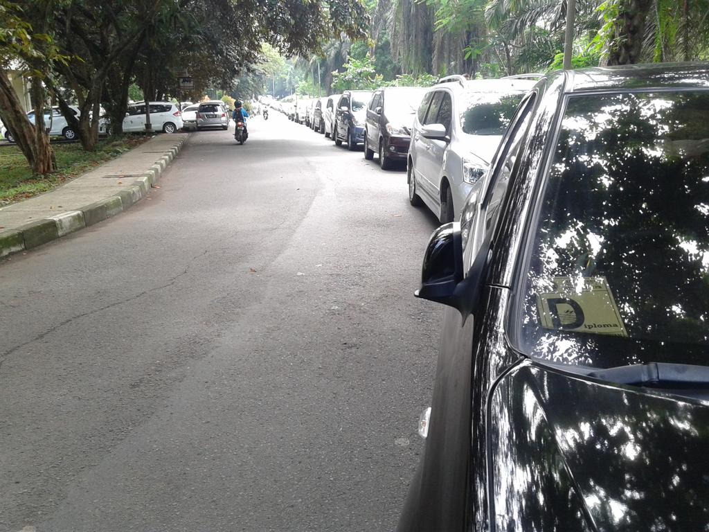 Cieee lagi pada wisudaan. Rame bgt kaya uler mobilnya. Wkwk.